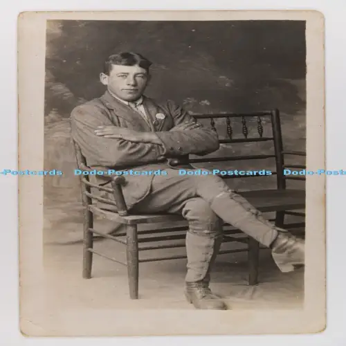 C029905 Mann sitzt auf dem Stuhl Postkarte