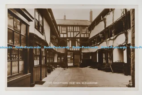 C030939 Gloucester New Inn The Courtyard Tuck Echtfotos