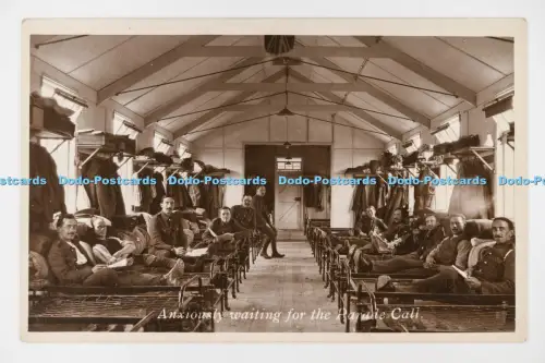 C031950 Militäruniformen warten ängstlich auf den Paradeaufruf RP