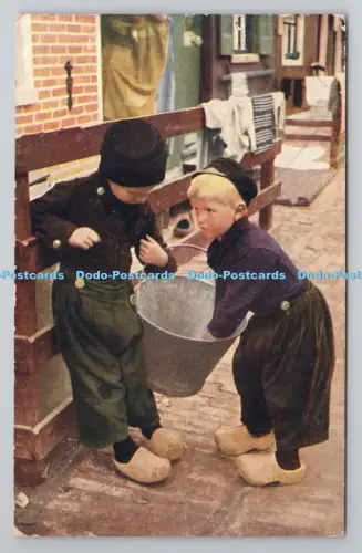 R794650 Postkarte Zwei Jungen