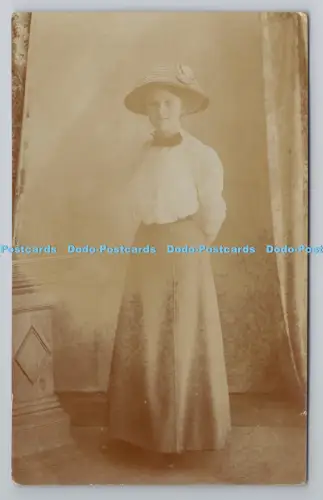 R794774 Frau Postkarte