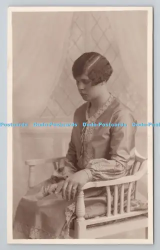 R803870 Frau sitzt auf dem Stuhl Guildhall Studio Folkestone T I C