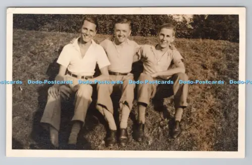 R803888 Drei Männer L T K Postkarte