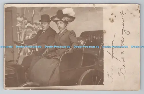 R803984 Frau und Mann sitzen Open Air Car Creation Studio Coney Island N Y