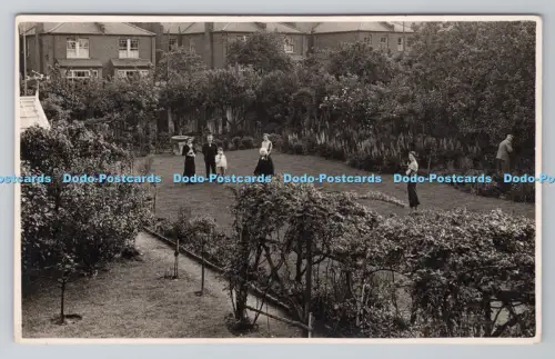 R804122 Personengruppe im Garten