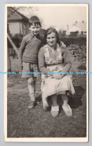 R804310 Frau mit Junge im Garten L T K