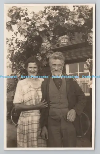 R804312 Mann und Frau zu Hause