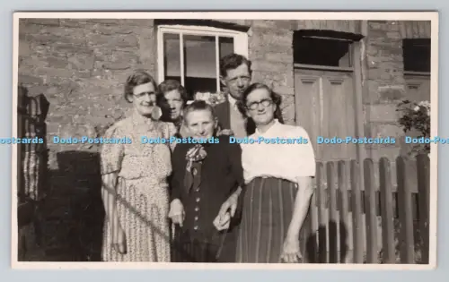 R804313 Personengruppe, die zu Hause steht