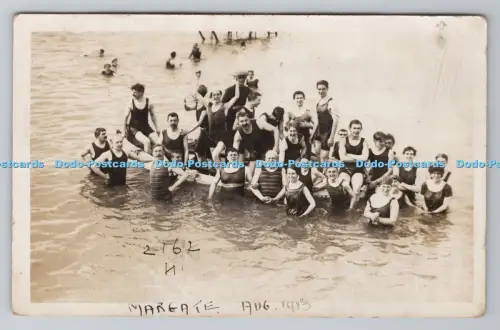 R804484 Margate Gruppe von Menschen im Meer