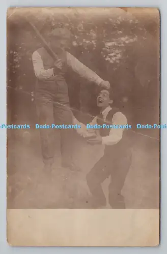 R804486 Zwei Jungen genießen die Zeit im Garten