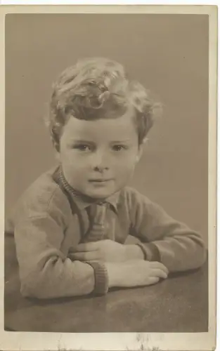 PC12898 Alte Postkarte. Ein kleiner Junge