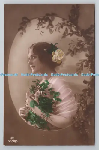 R804653 Frau mit Blumen. Der Carlton. London
