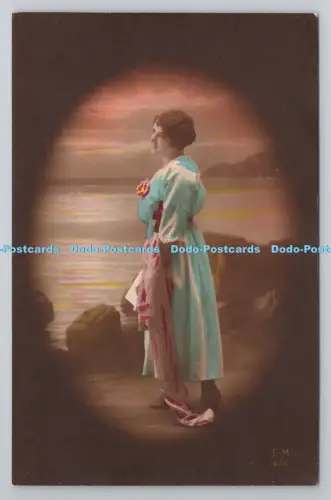 R804668 Frau steht am Meer. Chipault. Boulogne S