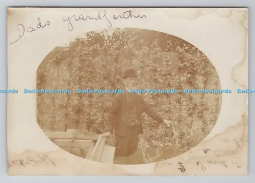 R805049 Mann steht an der Wand. Postkarte