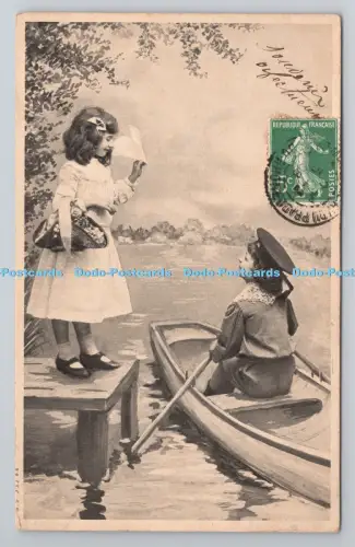 R806636 Junge im Boot. Mädchen mit Korb