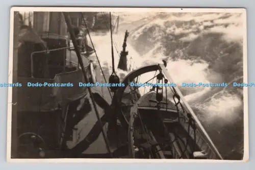 R806647 Das Deck eines Schiffes bei rauer See