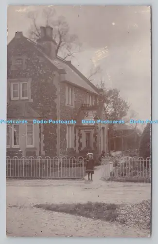 R808378 Mädchen stehend zu Hause