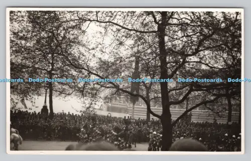 R808385 Parade. Blick auf die Straße. British Made