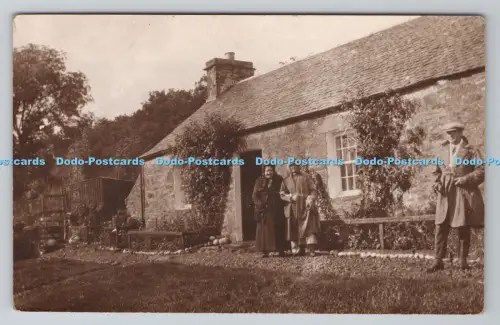 R805090 Leute stehen im Dorfhaus. T.I. C