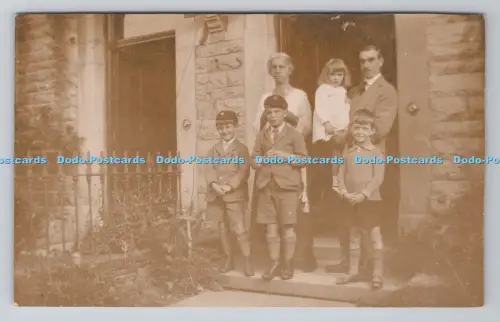 R805091 Vier Kinder. Mann und Frau zu Hause. T.I. C