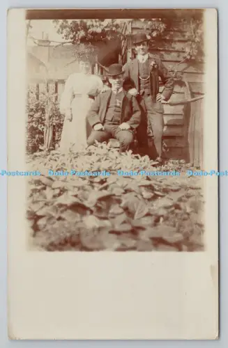 R805092 Zwei Männer und Frauen. im Garten. 1907