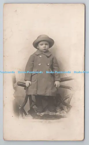 R805095 Kinder in Mantel und Hut gekleidet. T. J. Hanstock. York