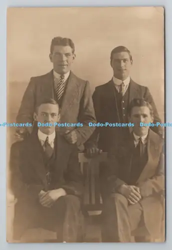 R805096 Vier Herren in Anzügen. Kaiserfoto. Westcliff on Sea