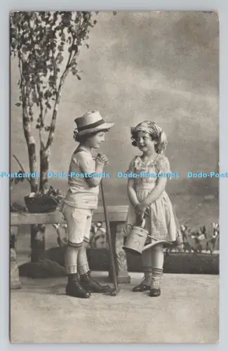 R806687 Ein Mädchen hält eine Gießkanne. Ein Junge hält einen Rechen. PM. Antwerpen