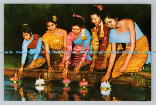R810496 Schöne thailändische Damen genießen das Loy Krathong Festival schwebend. Phorn