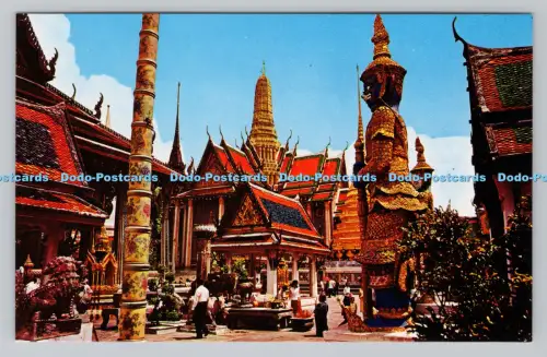 R810497 Reisanbau in Thailand Harken auf dem Feld in Vorbereitung auf