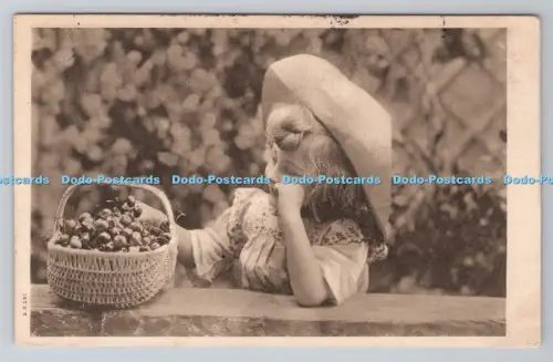 R806719 Mädchen mit Korb mit Beeren. 1903
