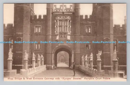 R808442 Hampton Court Palace. Grabenbrücke und Westeingangstor mit Kynges