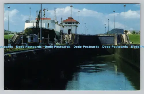 R810512 Miraflores Schleusen an der Pazifikausfahrt des Panamakanals. Mike Roberts.