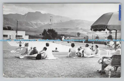 R810528 Menschen genießen die Zeit am Pool. Zeit