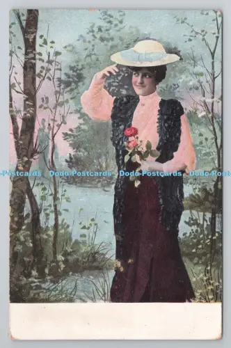 R805252 Frau mit Blumen. Im Wald