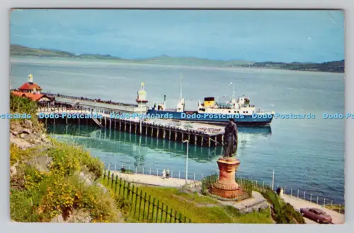 R806838 Dunoon. Autofähre verlässt Pier mit Highland Mary Statue. M. und L. Nati