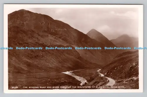 R806853 Ross Shire. Die kurvenreiche Straße und der Fluss durch die Berge von Glen Shi