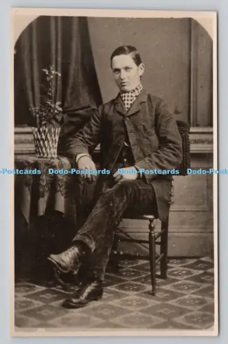 R806921 Mann sitzt auf dem Stuhl