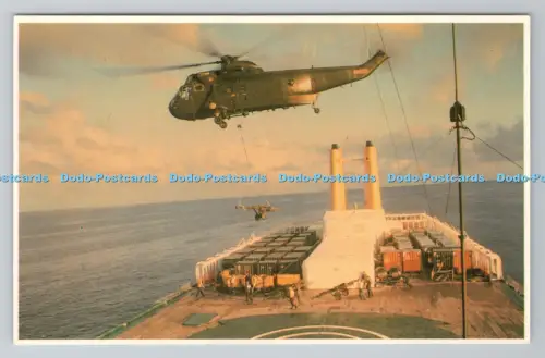 R805347 Das Truppenschiff Canberra nimmt eine Kanone an Bord auf Scension Island. Prescot