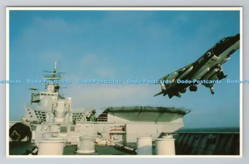 R805351 Ein Sea Harrier brüllt vom unbesiegbaren Flugdeck in den Himmel. Prescott P