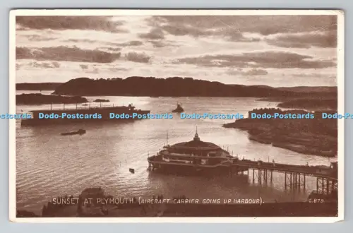 R805358 Sonnenuntergang in Plymouth. Flugzeugträger fährt in den Hafen. Valentinstag. Foto