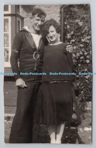 R805359 Mann in Matrosenuniform und Frau. Karte