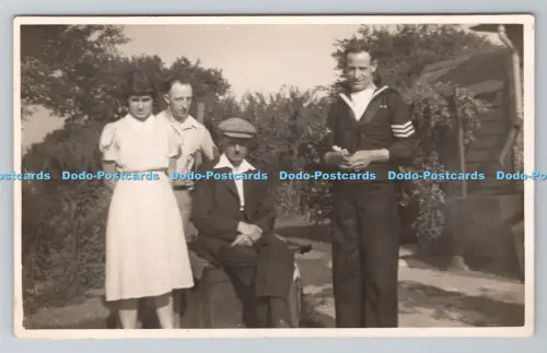 R805360 Drei Männer und Frauen im Garten. Karte