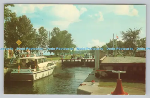 R810778 Ontario. Kanada. Ein Genussboot wartet auf Schleusen bis zur Schleuse Nr. 31