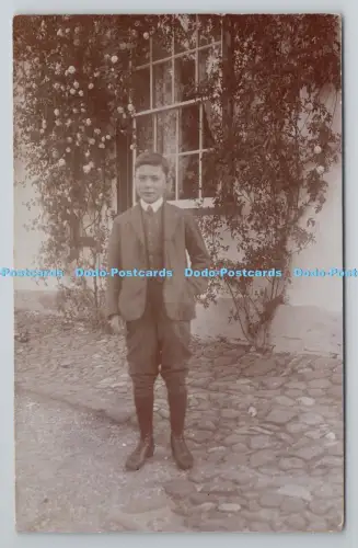 R805478 Junge steht zu Hause