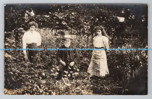 R805484 Mann und zwei Frauen. Im Garten