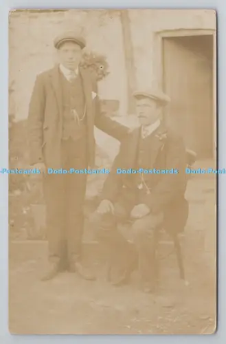 R805485 Zwei Männer im Garten