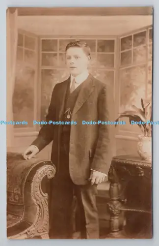 R805486 Junger Mann im Zimmer. John Hart. Leytonstone