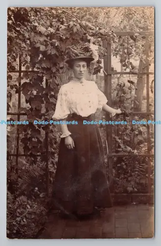 R805487 Frau im Garten