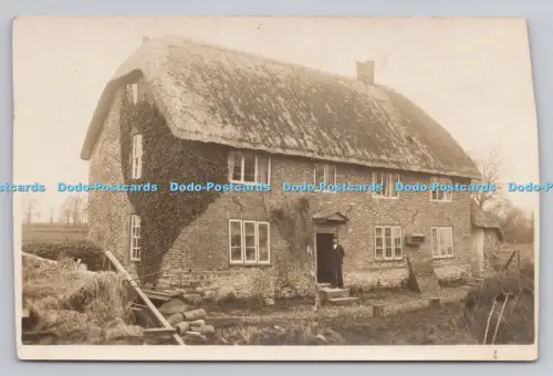 R807067 Mann steht zu Hause. Postkarte